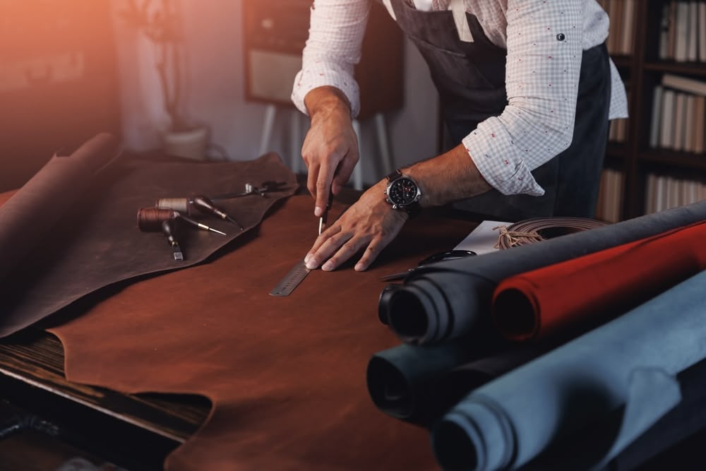 5 motivi per cui un bracciale in cuoio fatto a mano è meglio di quelli del fast fashion - Roberto Mantellassi