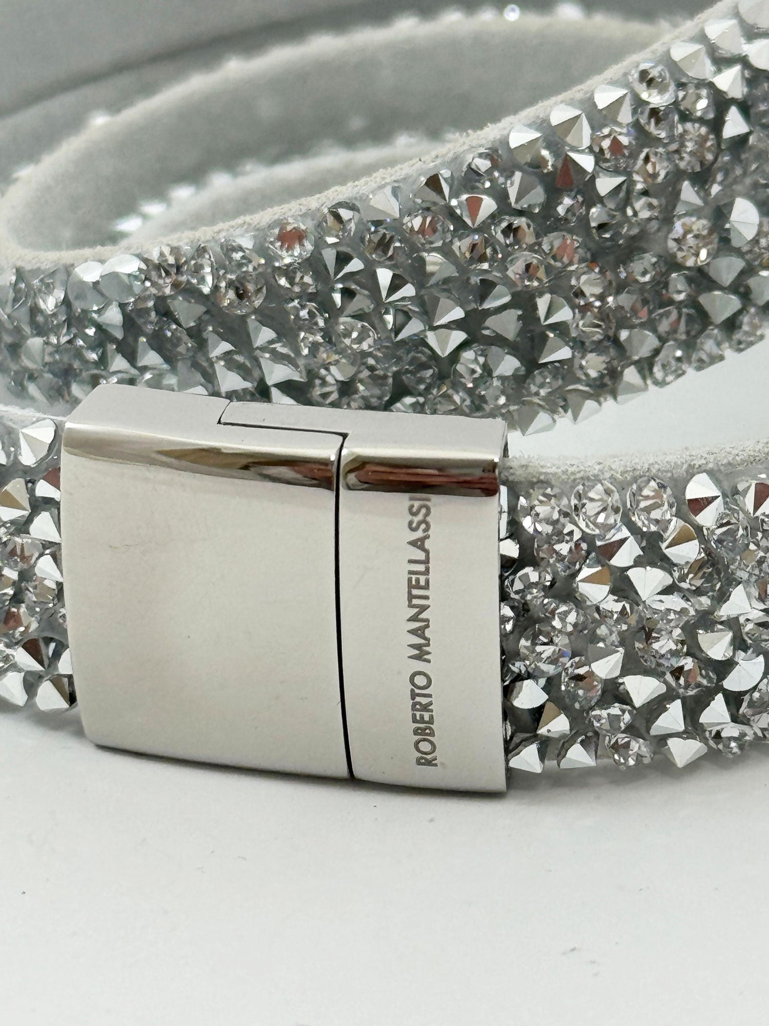 Amelia: il bracciale in vera pelle con cristalli che cattura la luce