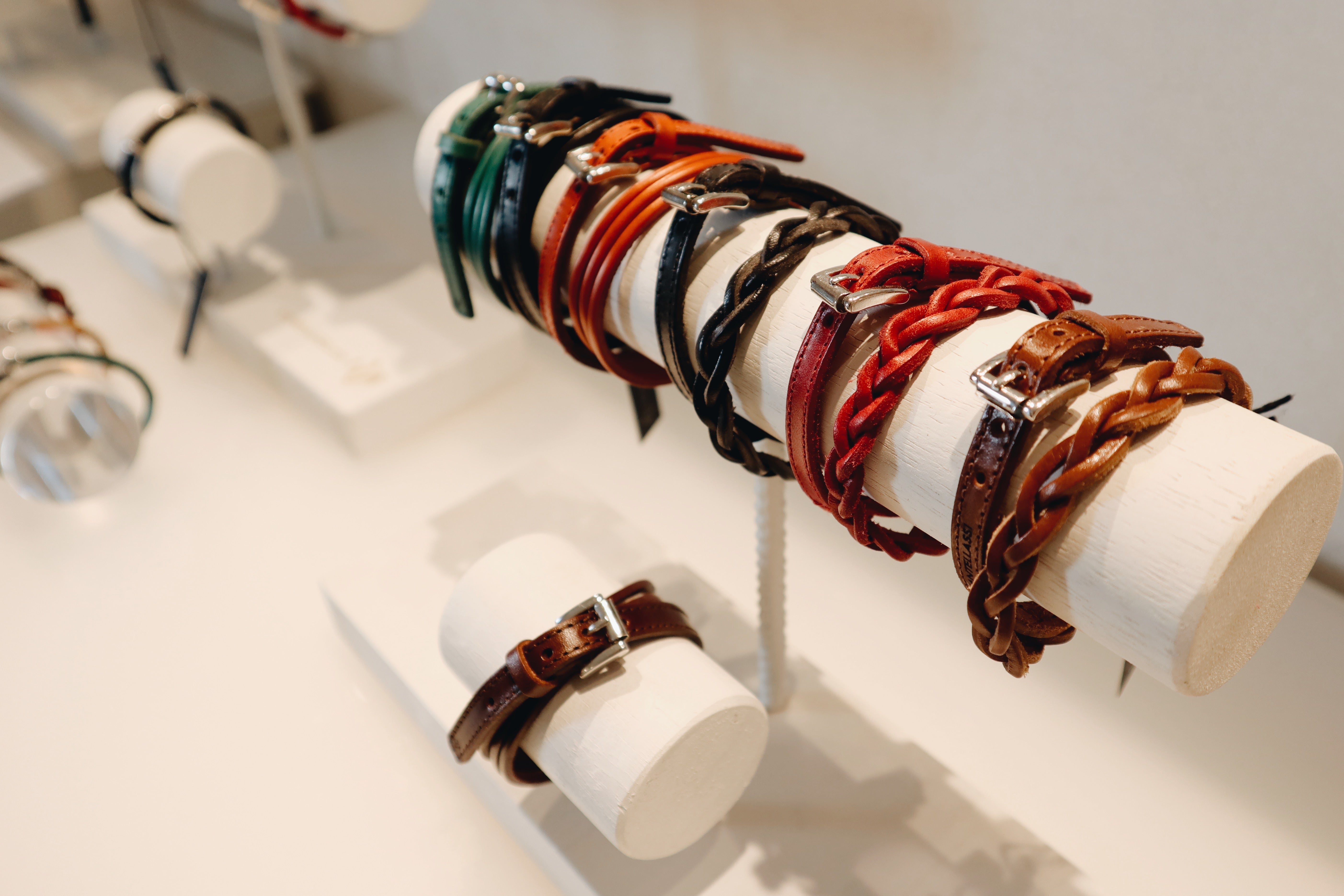 Bracciali primavera 2025: cuoio, acciaio e cristalli sono i protagonisti della stagione - Roberto Mantellassi